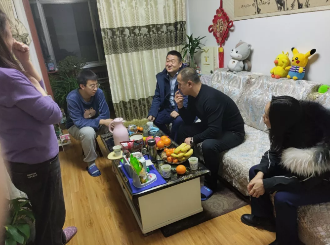 中国尊龙官方产业开发板块深入开展员工家访活动(图2) 中国尊龙官方产业开发板块深入开展员工家访活动(图2)