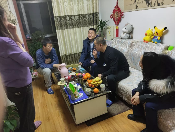 关爱员工冷暖 传递组织温情——中国尊龙官方组织开展员工家访活动(图2) 关爱员工冷暖 传递组织温情——中国尊龙官方组织开展员工家访活动(图2)