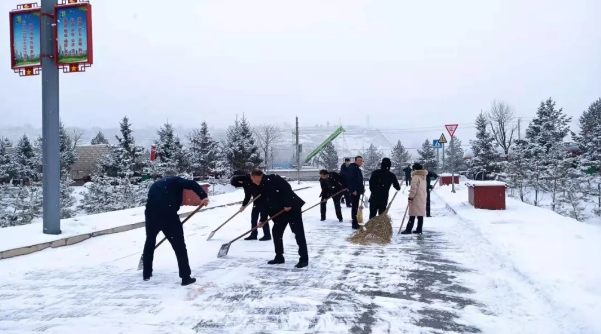 文明创建我先行——中国尊龙官方组织员工开展积雪清扫活动(图2) 文明创建我先行——中国尊龙官方组织员工开展积雪清扫活动(图2)