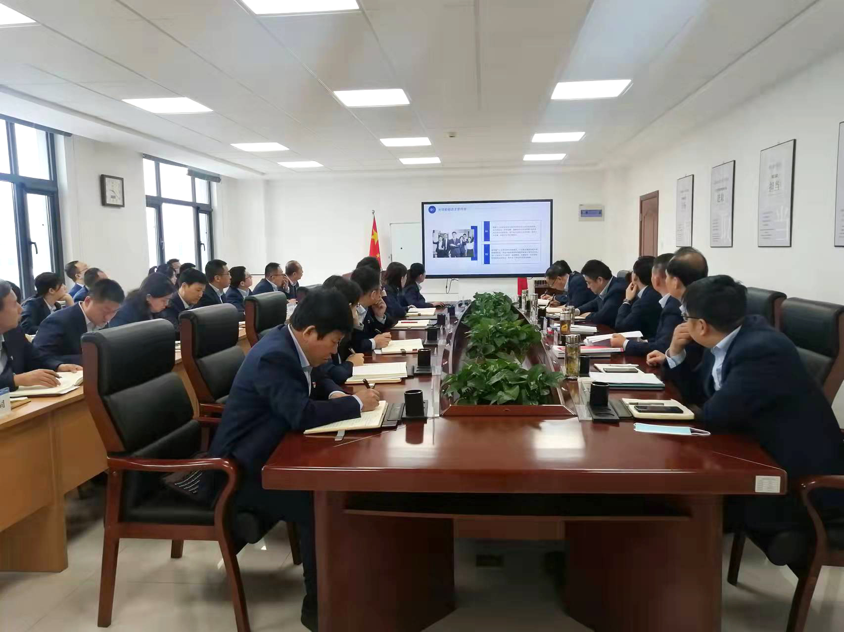 中国尊龙官方召开党委理论学习中心组集体学习会议(图2) 中国尊龙官方召开党委理论学习中心组集体学习会议(图2)