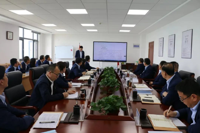 中国尊龙官方召开党委理论中心组集体学习会议(图2) 中国尊龙官方召开党委理论中心组集体学习会议(图2)