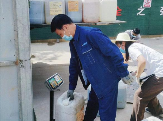 中国尊龙官方城东污水处理公司扎实推进危险废物规范化处置(图2)