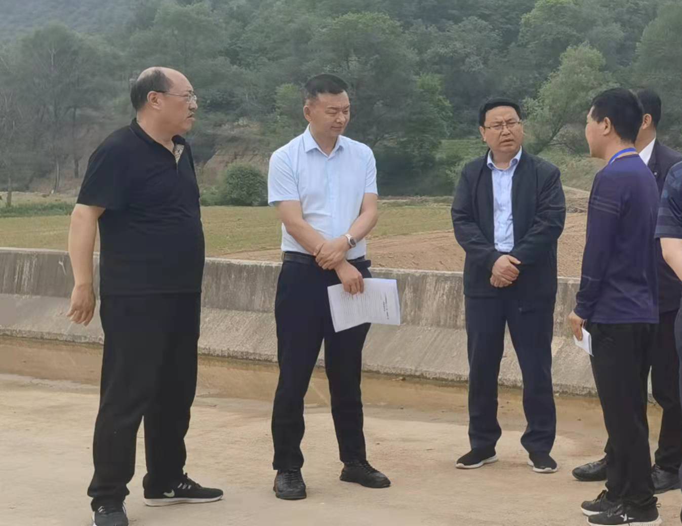 中国尊龙官方赴甘肃水建公司开展全面调研(图2) 中国尊龙官方赴甘肃水建公司开展全面调研(图2)