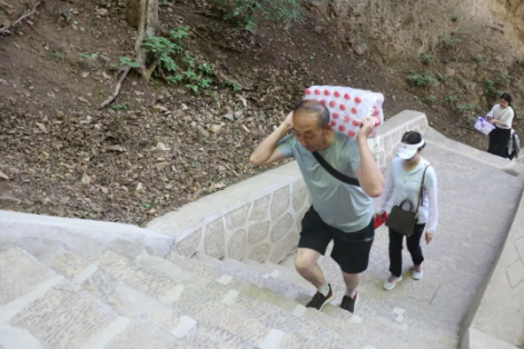 助力文旅市场 展示产投风采——中国尊龙官方组织开展员工登山比赛活动(图6)