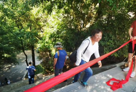 助力文旅市场 展示产投风采——中国尊龙官方组织开展员工登山比赛活动(图7)