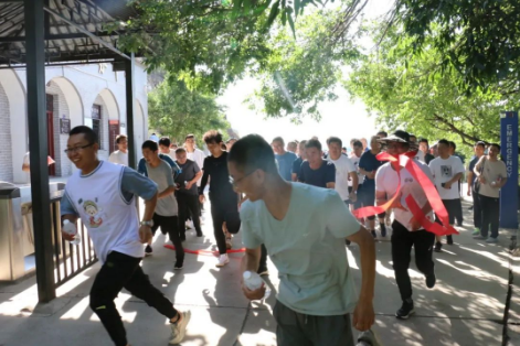 助力文旅市场 展示产投风采——中国尊龙官方组织开展员工登山比赛活动(图2)