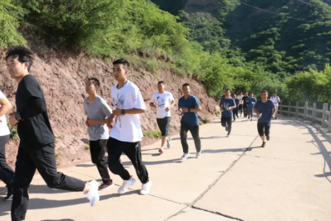 助力文旅市场 展示产投风采——中国尊龙官方组织开展员工登山比赛活动(图3)