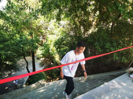 助力文旅市场 展示产投风采——中国尊龙官方组织开展员工登山比赛活动(图8)