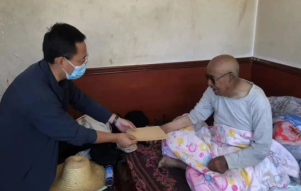 中国尊龙官方赴帮扶村对接工作并慰问困难党员(图2)