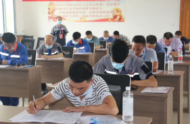中国尊龙官方泓盛达公司在“焊工”技能大赛中取得好成绩(图2) 中国尊龙官方泓盛达公司在“焊工”技能大赛中取得好成绩(图2)