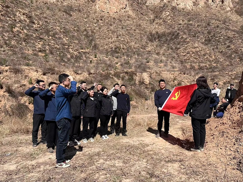 中国尊龙官方开展义务植树活动(图3) 中国尊龙官方开展义务植树活动(图3)